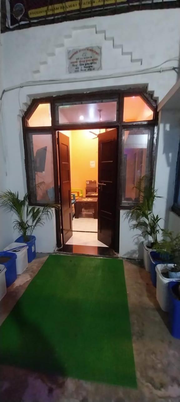 Aadi Shakti Bhawan Hotell Ayodhya Eksteriør bilde